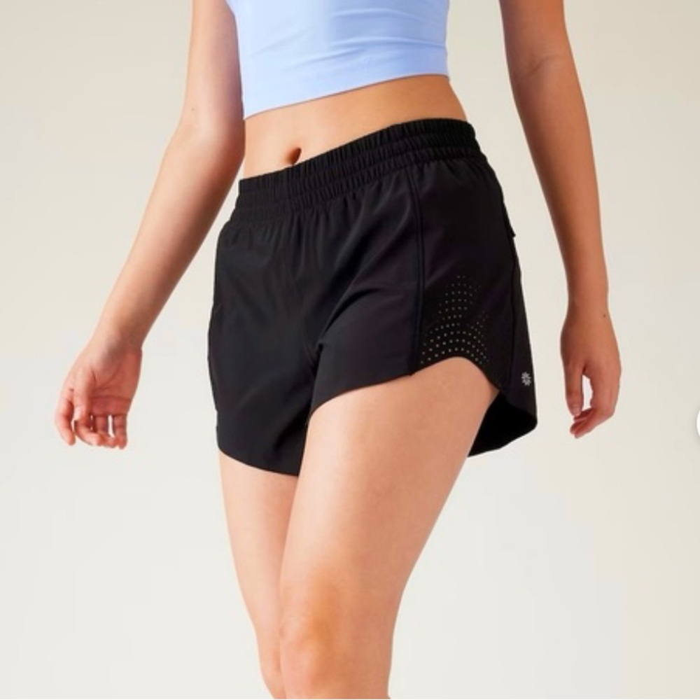 Athleta Hustle 4.5” Short in Black